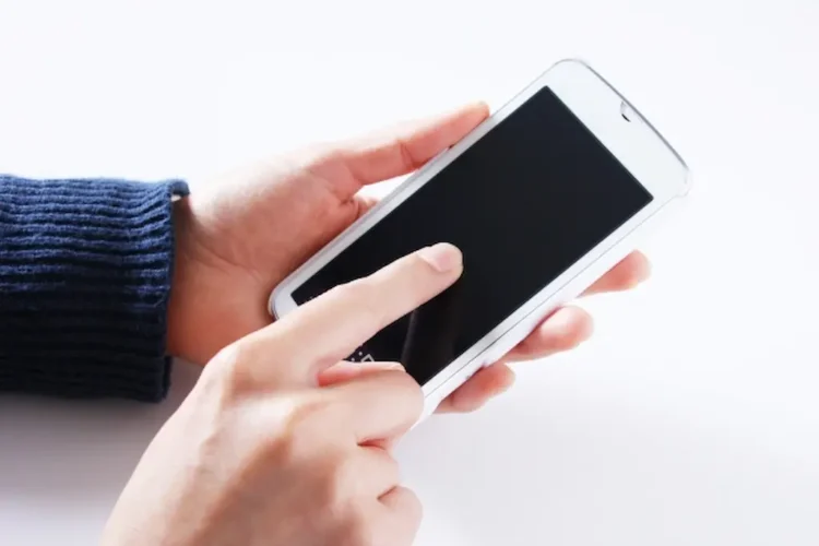 スマホをタップする